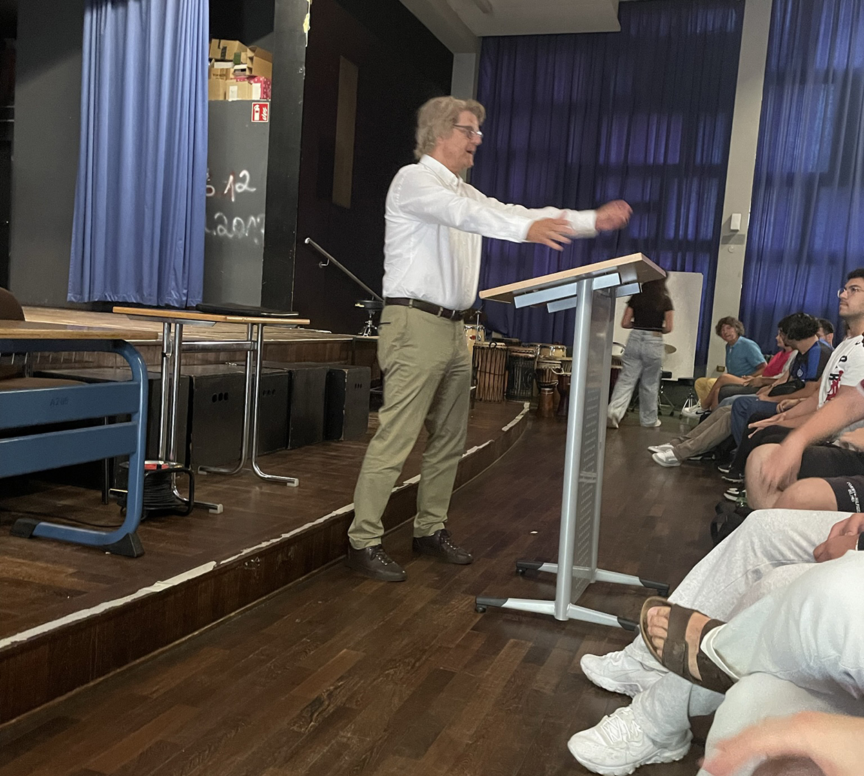 Prof Hirtz hält einen Vortrag