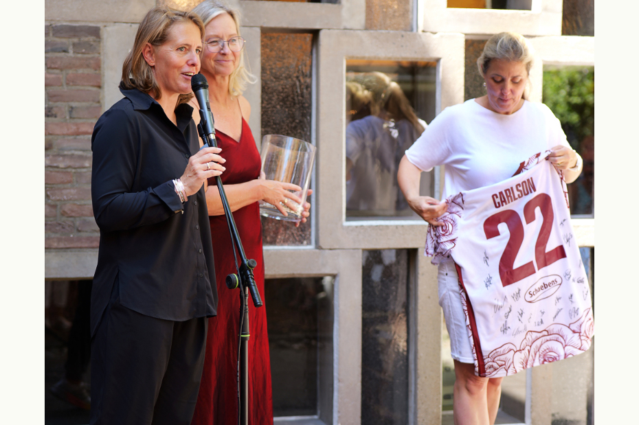 Britta Carlson versteigert das FC T-Shirt