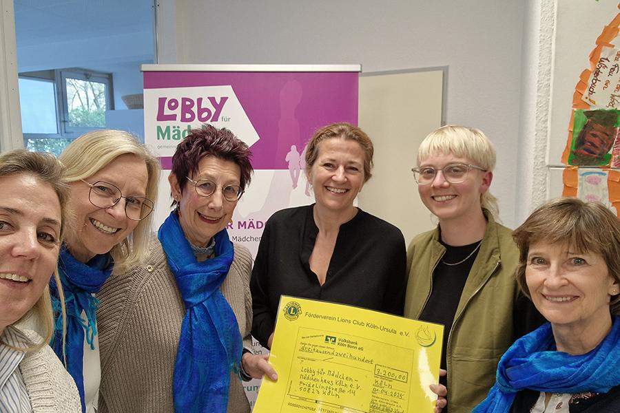 scheckübergabe Lobby für Mädchen